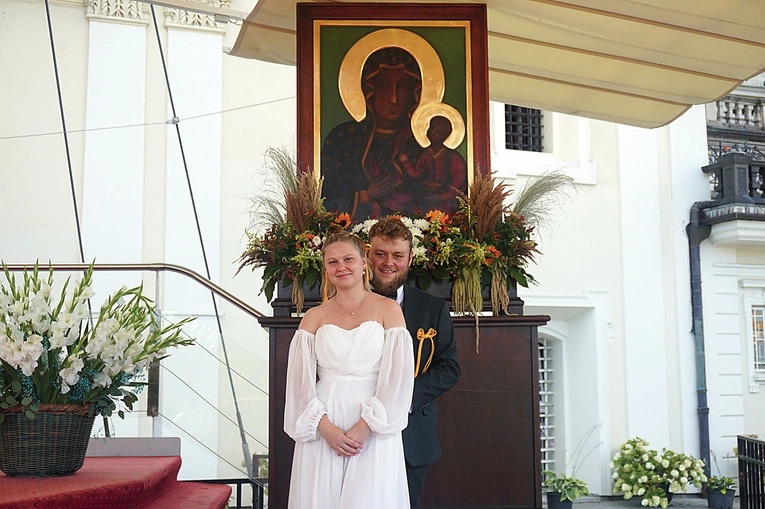 Nowożeńcy Karolina i Lukas Durowie.