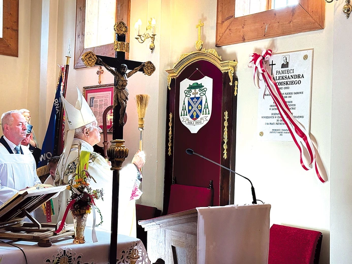 Podczas liturgii, której przewodniczył biskup senior Andrzej F. Dziuba, poświęcono i odsłonięto dwie pamiątkowe tablice.