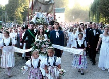 Procesję Zaśnięcia Matki Bożej tworzyło 96 asyst, a także liczne orkiestry.