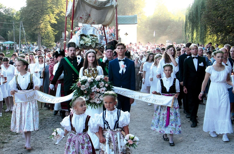 Procesję Zaśnięcia Matki Bożej tworzyło 96 asyst, a także liczne orkiestry.