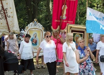 Procesje, które przeszły wokół sanktuariów, były manifestacją wiary. Na zdjęciu: asysta w Smardzewie.