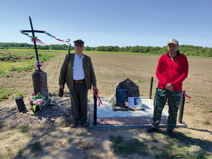 Odnowiony pomnik znajduje się obok przydrożnego krzyża.