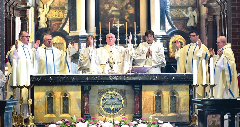 Dwudniowym uroczystościom przewodniczył abp Józef Górzyński.