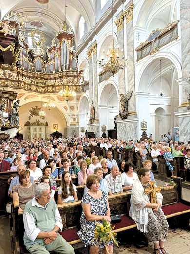 Panie w różnym wieku i różnych stanów wypełniły bardzką bazylikę. 