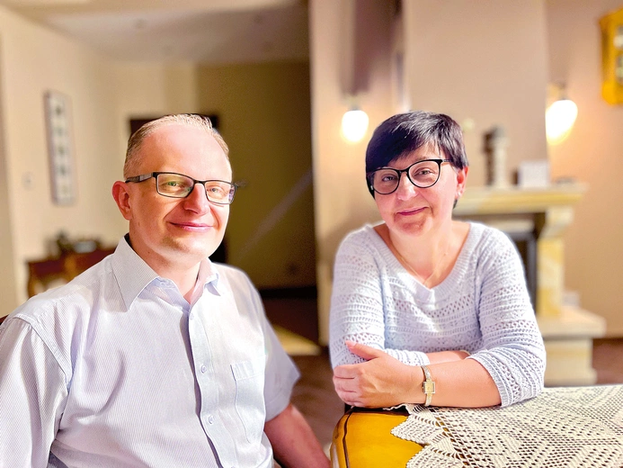 Małżonkowie zachęcają wszystkich do zaangażowania się w prace parafialnych grup synodalnych. 