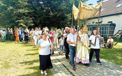 Suma odpustowa zakończyła się procesją eucharystyczną wokół kościoła.