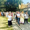 Suma odpustowa zakończyła się procesją eucharystyczną wokół kościoła.