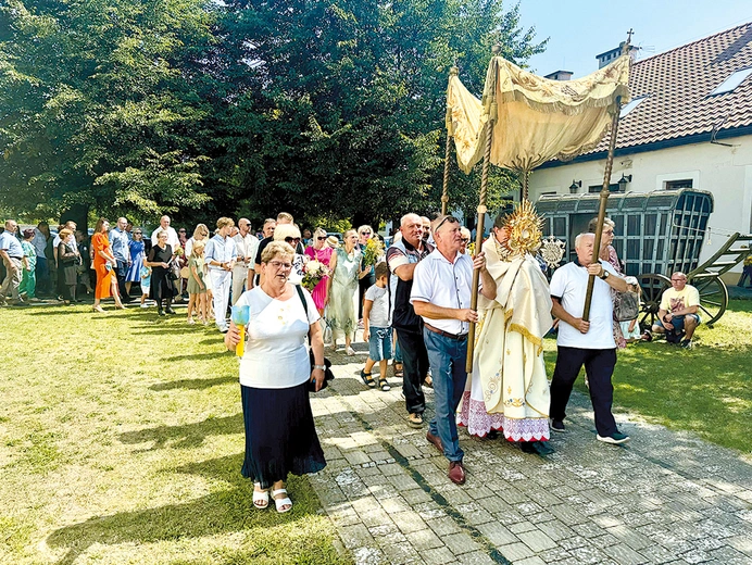 Suma odpustowa zakończyła się procesją eucharystyczną wokół kościoła.