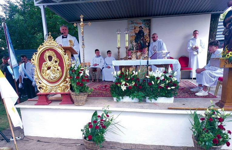 Zebranych na uroczystościach odpustowych powitał ks. Dariusz Stańczyk.