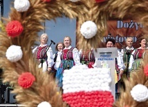 Część oficjalna uroczystości na wieniawskim stadionie sportowym.