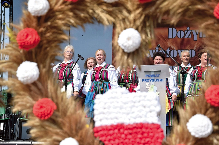 Część oficjalna uroczystości na wieniawskim stadionie sportowym.