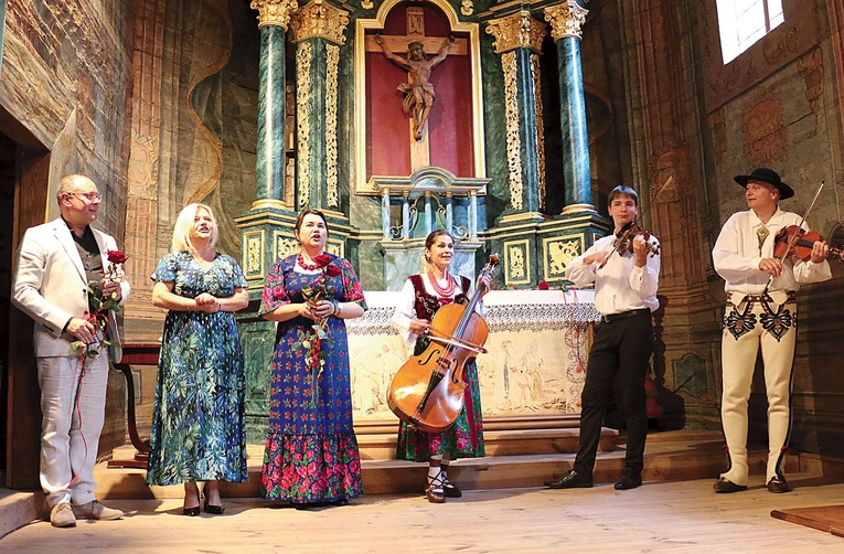 Na zakończenie artyści z Iloną Jaroszek (druga z lewej) zaśpiewali góralską piosenkę.