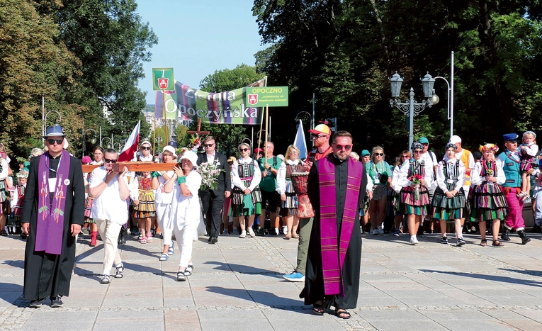 Pielgrzymi ziemi opoczyńskiej przed szczyt wchodzili w strojach ludowych.