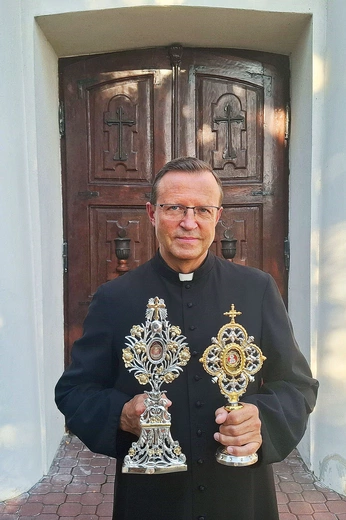 Proboszcz ks. Jarosław Wojcieski z relikwiami patronów.