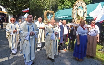 Procesja do ołtarza polowego. Pierwsza ze żniwnych kop.