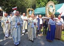 Procesja do ołtarza polowego. Pierwsza ze żniwnych kop.