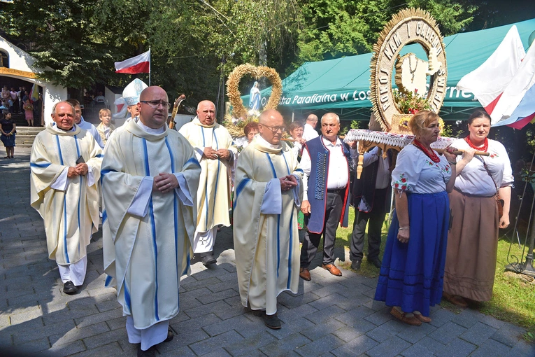 Procesja do ołtarza polowego. Pierwsza ze żniwnych kop.