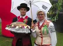 Tutejsze dożynki przyciągają też ludowymi strojami mieszkańców.