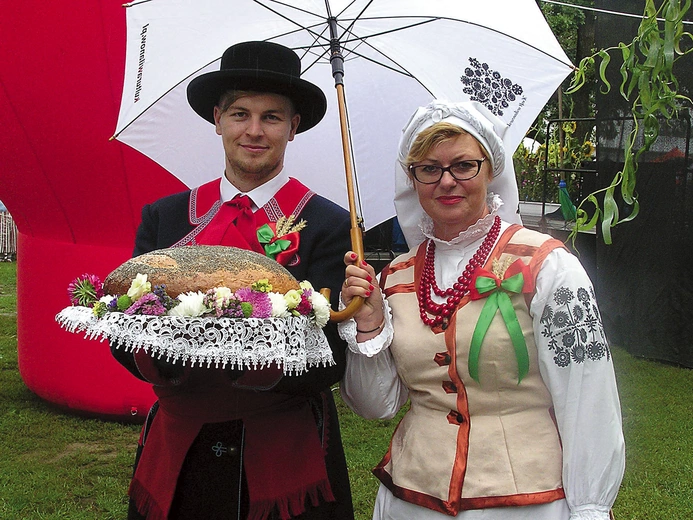 Tutejsze dożynki przyciągają też ludowymi strojami mieszkańców.