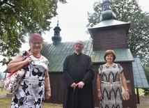 Od lewej: pani Teresa, ks. Bogdan i pani Rozalia przed pasierbieckim wotum za uratowane życie.
