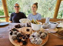 Kinga i Bolesław Piwowarowie z Dobrociesza pokazują, do jak wielu cudownych rzeczy można wykorzystać wędzoną śliwkę.