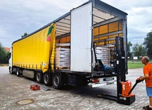 Pierwsze transporty żywności już dotarły.