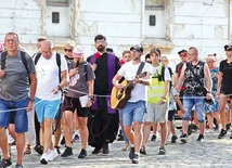 W pielgrzymce biorą udział mieszkańcy miasta oraz całego regionu.