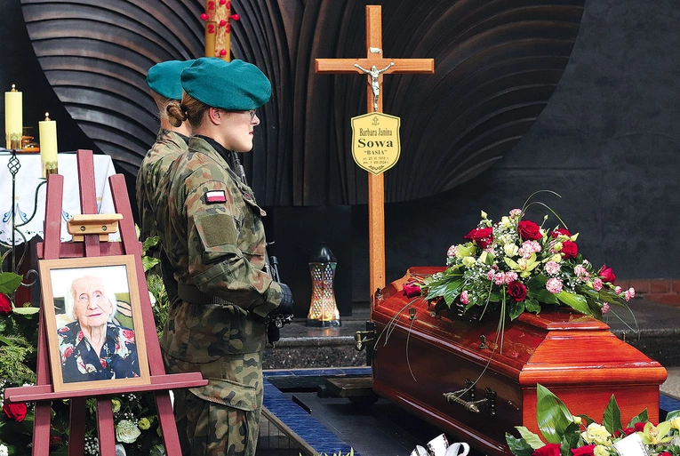 Miała 106 lat, wywodziła się z inteligenckiej, patriotycznej rodziny.