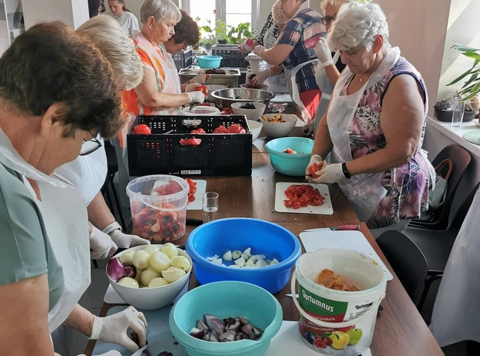 Seniorki wekowały Boże dary razem z Caritas