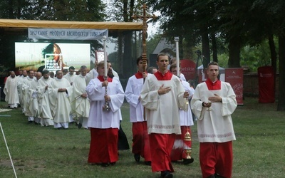 SMAL - królować znaczy służyć