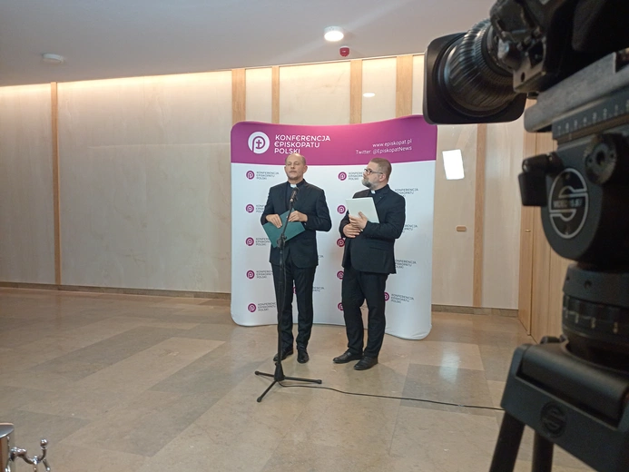Biskupi w obronie dzieci i katechetów