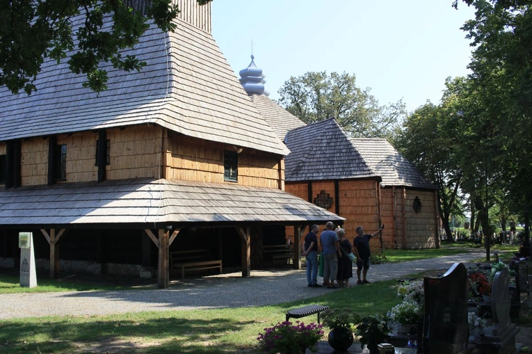 Róża zaklęta w drewnie. Sanktuarium św. Anny w Oleśnie