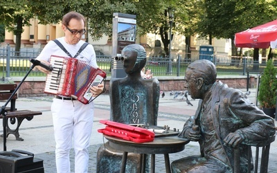 Robert Grudzień zagrał na ulicy