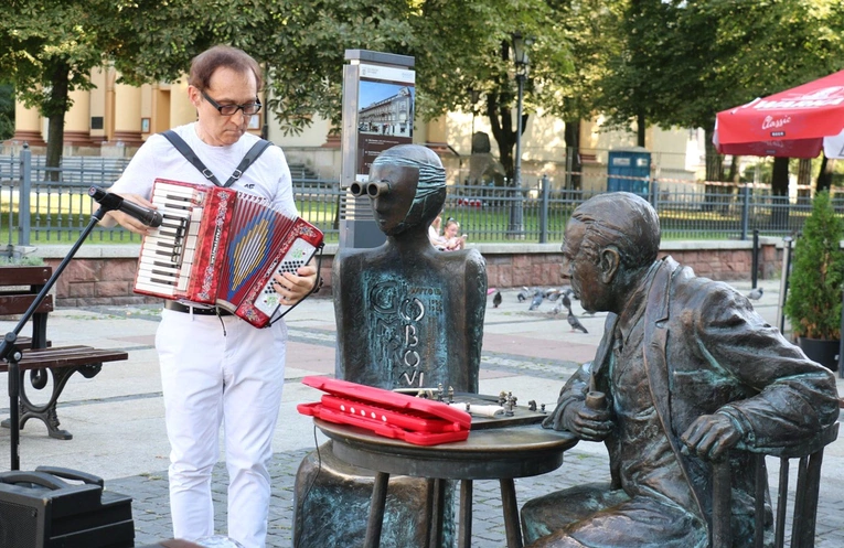 Robert Grudzień zagrał na ulicy