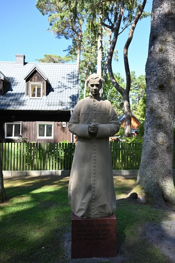 Pomnik bł. Jerzego Popiełuszki w Dębkach