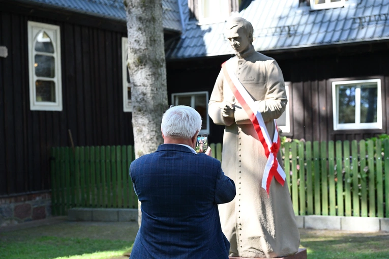 Pomnik bł. Jerzego Popiełuszki w Dębkach
