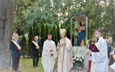 Pobłogosławienie pierwszej w Polsce kapliczki Matki Bożej Królowej Gór z Oropy