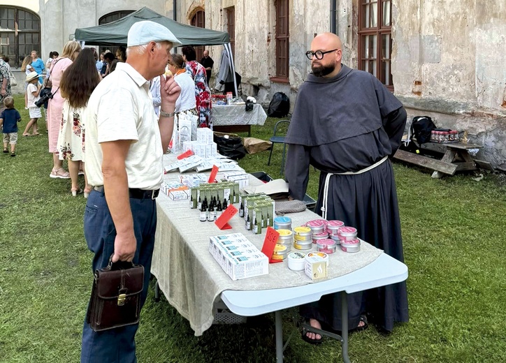 	Ojciec Tomasz wyjaśnia, że dzięki inicjatywie, pomoc będzie mogła docierać do większego grona osób.