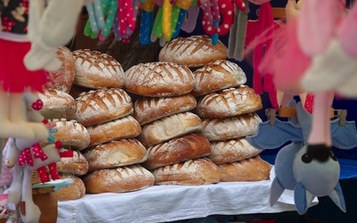 Pomimo dziesiątek różnorodnych atrakcji w centrum wydarzenia cały czas znajdują się chlebowe wypieki.