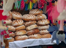 Pomimo dziesiątek różnorodnych atrakcji w centrum wydarzenia cały czas znajdują się chlebowe wypieki.