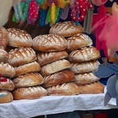 Pomimo dziesiątek różnorodnych atrakcji w centrum wydarzenia cały czas znajdują się chlebowe wypieki.