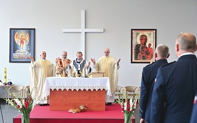 	Patronką mundurowych z całego województwa jest Matka Boża Częstochowska.