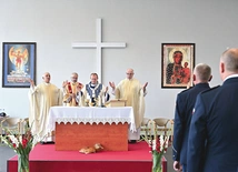 	Patronką mundurowych z całego województwa jest Matka Boża Częstochowska.
