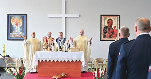 	Patronką mundurowych z całego województwa jest Matka Boża Częstochowska.