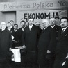 	Międzynarodowe Targi Poznańskie, rok 1930. Szef resortu (pierwszy rząd, czwarty z prawej) zwiedza stoisko z pierwszą polską maszyną do pisania konstrukcji Bernarda Rohowskiego.