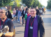 W tym roku przewodnikiem DPPR jest ks. Michał Wasilewski, który nie tylko organizuje wędrówkę, ale jest też rekolekcjonistą.