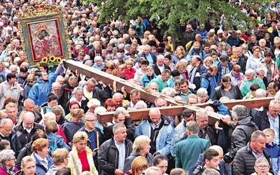 Podczas Drogi Krzyżowej kobiety poniosą kopię kalwaryjskiego obrazu, a mężczyźni – krzyż. O 11.30 rozpocznie się Msza św.