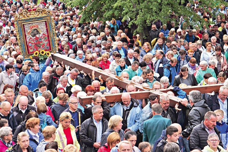 Podczas Drogi Krzyżowej kobiety poniosą kopię kalwaryjskiego obrazu, a mężczyźni – krzyż. O 11.30 rozpocznie się Msza św.
