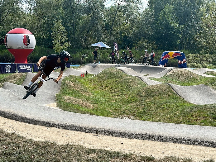 Na torze ścigało się około 60 rowerzystów.