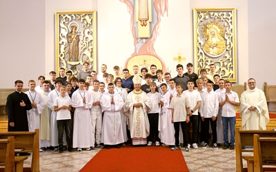 Uczestnicy w kaplicy seminaryjnej z bp. Markiem Solarczykiem, księżmi Mariuszem Chamerskim i Danielem Regułą  oraz alumnami.